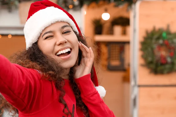 Güzel Genç Bir Kadın Noel Arifesinde Dışarıda Selfie Çekiyor — Stok fotoğraf