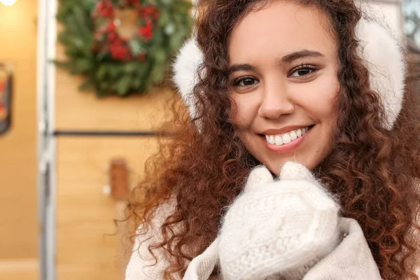 Güzel Genç Bayan Noel Arifesinde Dışarıda — Stok fotoğraf
