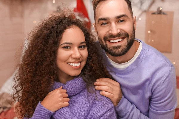 幸せな若いですカップルお祝いクリスマスでモーターホーム — ストック写真