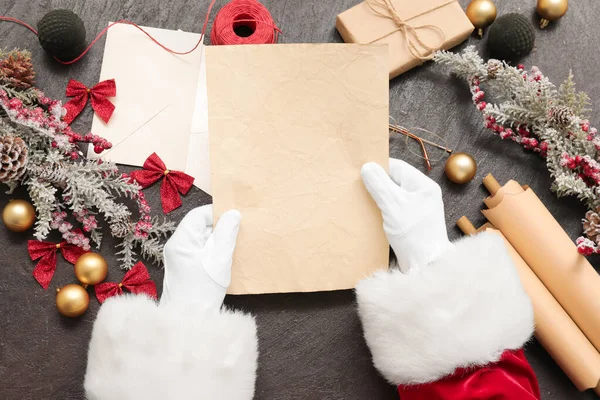 Papai Noel Leitura Carta Mesa — Fotografia de Stock