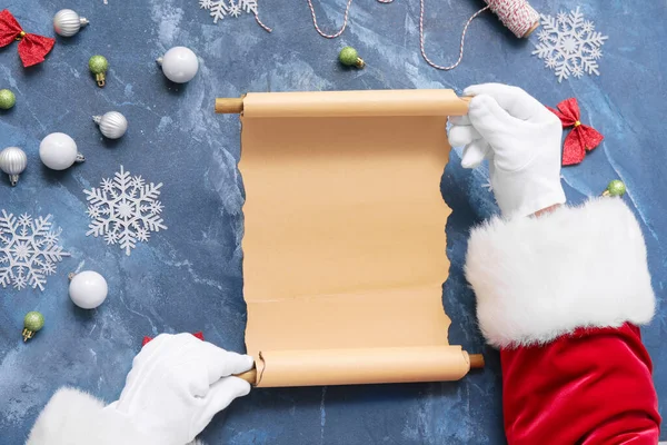 Santa Claus Reading Letter Table — Stock Photo, Image
