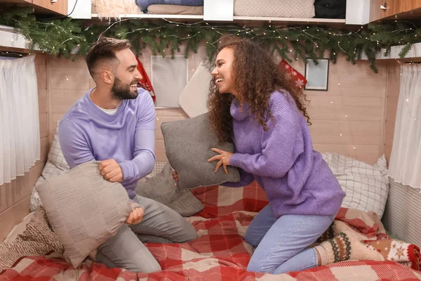 Junges Paar Vergnügt Sich Auf Der Couch Junges Paar Vergnügt Sich Auf Der Couch