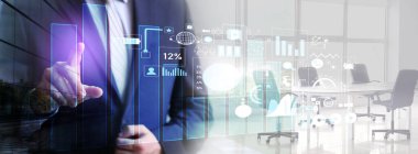 Ofiste sanal ekran kullanan bir iş danışmanı