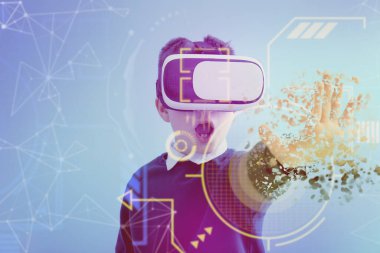 Renkli arka planda sanal gerçeklik gözlüklü küçük çocuk.