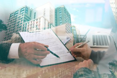 Belge imzalarken ve modern şehirde iki kez görülmüş. İş danışmanlığı kavramı