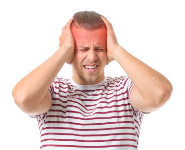 Beyaz arka planda baş ağrısı çeken genç bir adam.