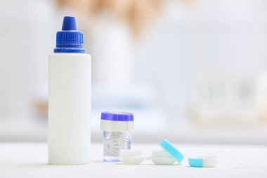 Bulanık arkaplanda lens ve çözeltiye sahip kaplar