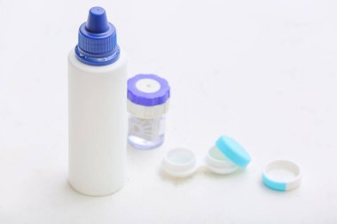 Kontakt lensleri ve solüsyonu beyaz arkaplanda olan kaplar