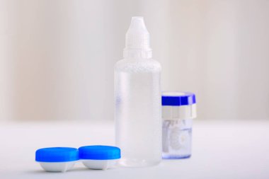 Bulanık arkaplanda lens ve çözeltiye sahip kaplar