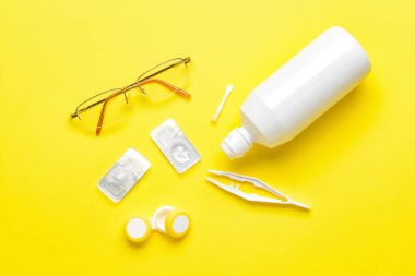 Kontakt lens, çözüm, cımbız ve gözlüklü konteynır