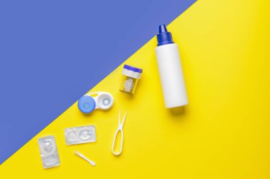 Renk arkaplan üzerinde kontak lens, çözüm ve cımbız içeren kaplar