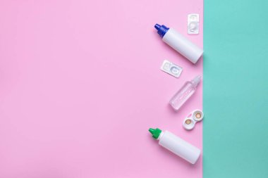 Renk arkaplanı üzerinde kontak lensleri ve çözümleri olan konteyner