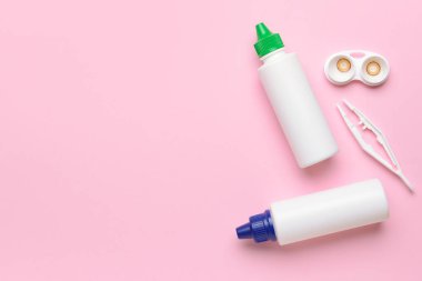 Renk arkaplan üzerinde kontak lens, çözüm ve cımbız içeren konteyner