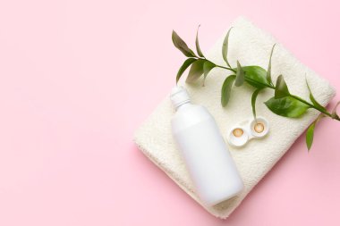 Renk arkaplanında kontak lensleri ve çözeltisi olan taşıyıcı