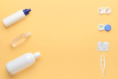 Renk arkaplan üzerinde kontak lens, çözüm ve cımbız içeren kaplar