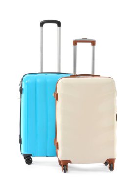 Beyaz arkaplanda paketlenmiş valizler