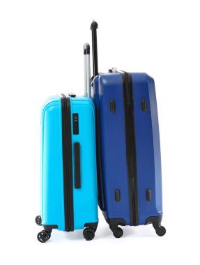 Beyaz arkaplanda paketlenmiş valizler