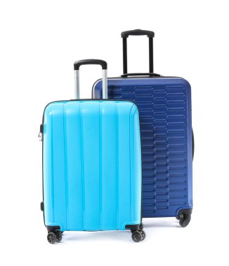 Beyaz arkaplanda paketlenmiş valizler