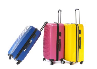 Beyaz arkaplanda paketlenmiş valizler