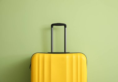 Renkli duvarın yanında paketlenmiş bavul