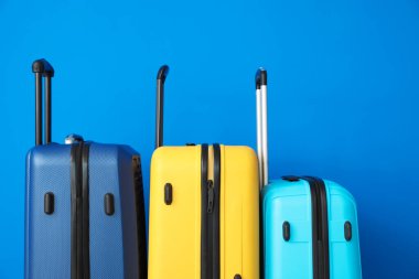 Renkli duvarın yanında paketlenmiş valizler