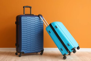 Renkli duvarın yanında paketlenmiş valizler