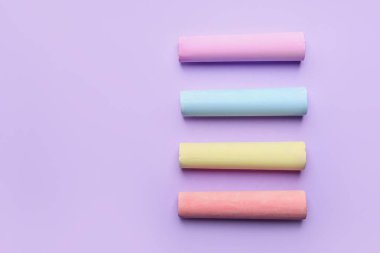 Renk arkaplanındaki renkli tebeşirler