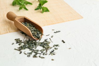 Işık masasında kuru yeşil çayla kepçe