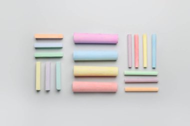 Renk arkaplanındaki renkli tebeşirlere sahip kompozisyon