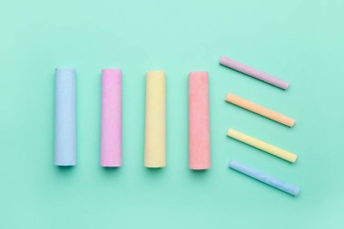 Renk arkaplanındaki renkli tebeşirlere sahip kompozisyon