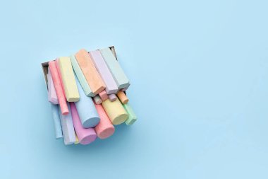 Renk arkaplanındaki renkli tebeşirler