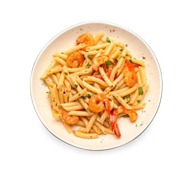 Beyaz arka planda karidesli bir tabak lezzetli makarna.