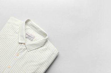 Açık arkaplanda şık erkek gömleği