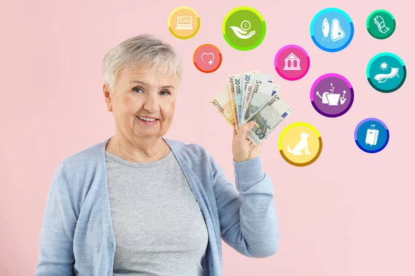 Starsza Kobieta Pieniędzmi Strugająca Swój Budżet Tle Koloru — Zdjęcie stockowe