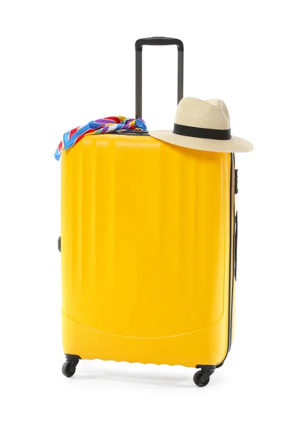 Gepackter Koffer Und Hut Auf Weißem Hintergrund — Stockfoto