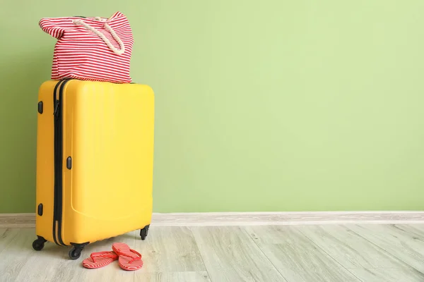 Valigia Imballata Con Accessori Spiaggia Vicino Alla Parete Colori — Foto Stock