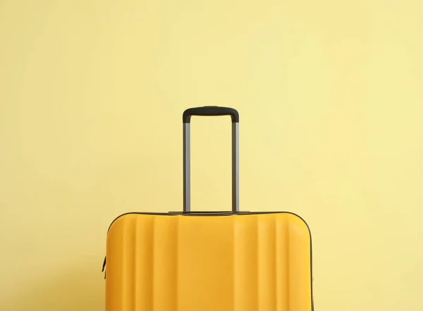 Verpakte Koffer Buurt Van Kleur Muur — Stockfoto