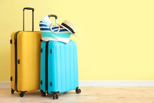 Maletas Embaladas Con Bolsa Playa Sombrero Cerca Pared Color — Foto de Stock