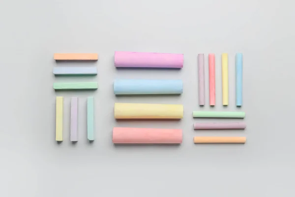 Composición Con Tiza Colores Sobre Fondo Color — Foto de Stock