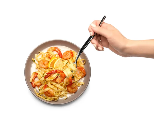 Vrouw Die Lekkere Pasta Eet Met Garnalen Witte Achtergrond — Stockfoto
