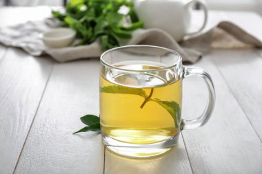 Masada bir fincan sıcak yeşil çay