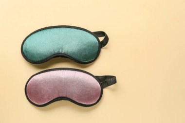 Renkli arka planda uyku maskeleri