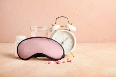 Uyku maskesi ve renkli arka planda haplar