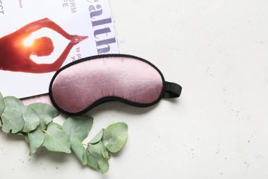 Hafif arkaplanda uyku maskesi