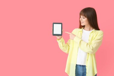 Renk arkaplanı e-okuyucusu olan genç bir kadın