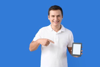Renk arkaplanı e-okuyucusu olan genç adam