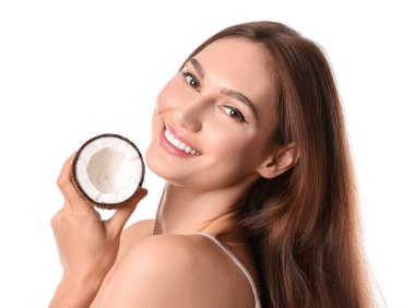 Beyaz arka planda hindistan cevizi olan güzel genç bir kadın.