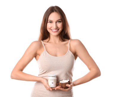 Beyaz arka planda hindistan cevizi yağı olan güzel genç bir kadın.