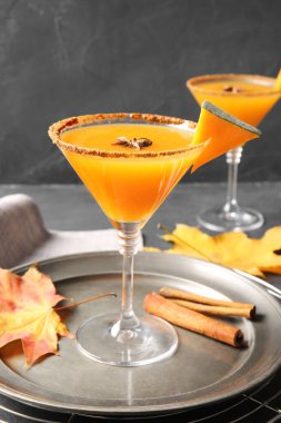 Masada bir bardak lezzetli balkabaklı martini.