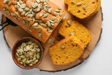 Beyaz arka planda lezzetli balkabağı turtası